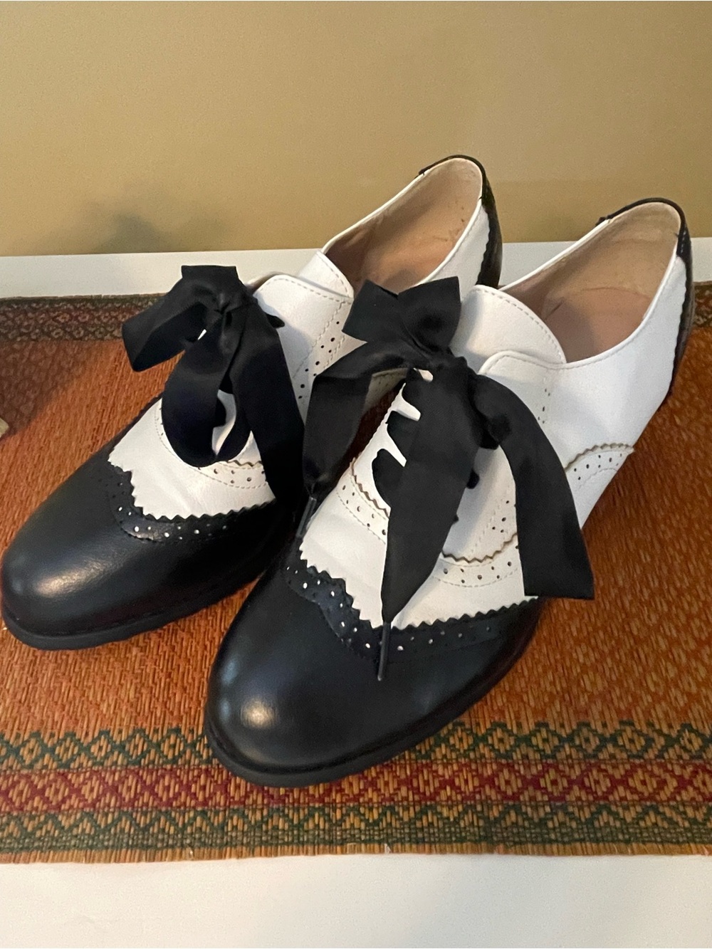Classic Retro Two-Tone Women’s Oxford Shoes - Black & White